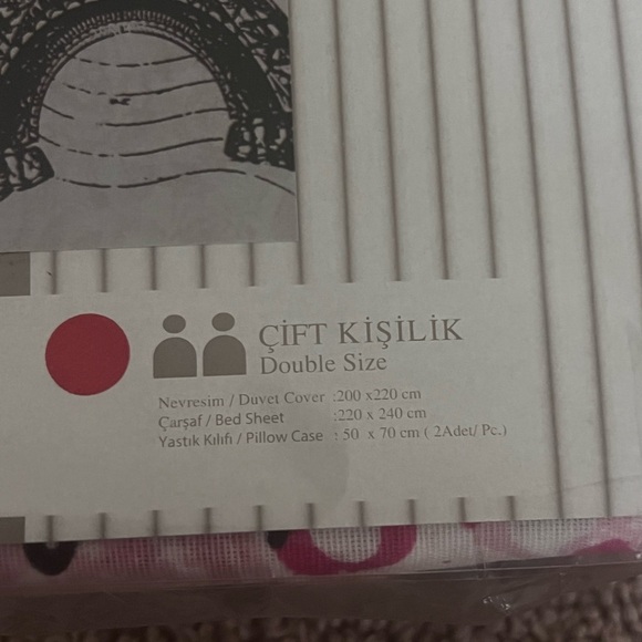 Chic White and Pink Duvet Cover with Eiffel Tower Design - Picture 7 of 7